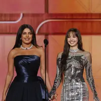 Keduanya tampil kompak saat membacakan nominasi Best Performance by a Male Actor in a Television Series, Drama, menghadirkan perpaduan elegansi klasik dan modern yang mencuri perhatian. [@bvlgari].