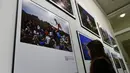 Pengunjung melihat foto karya fotografer Agence France-Presse (AFP) mengenai krisis migrasi di Eropa di pusat seni Bozar di Brussels (3/5). Pameran ini menampilkan foto-foto imigran dari Suriah, Irak sampai Turki dan Laut Tengah. (AFP Photo/John Thys)