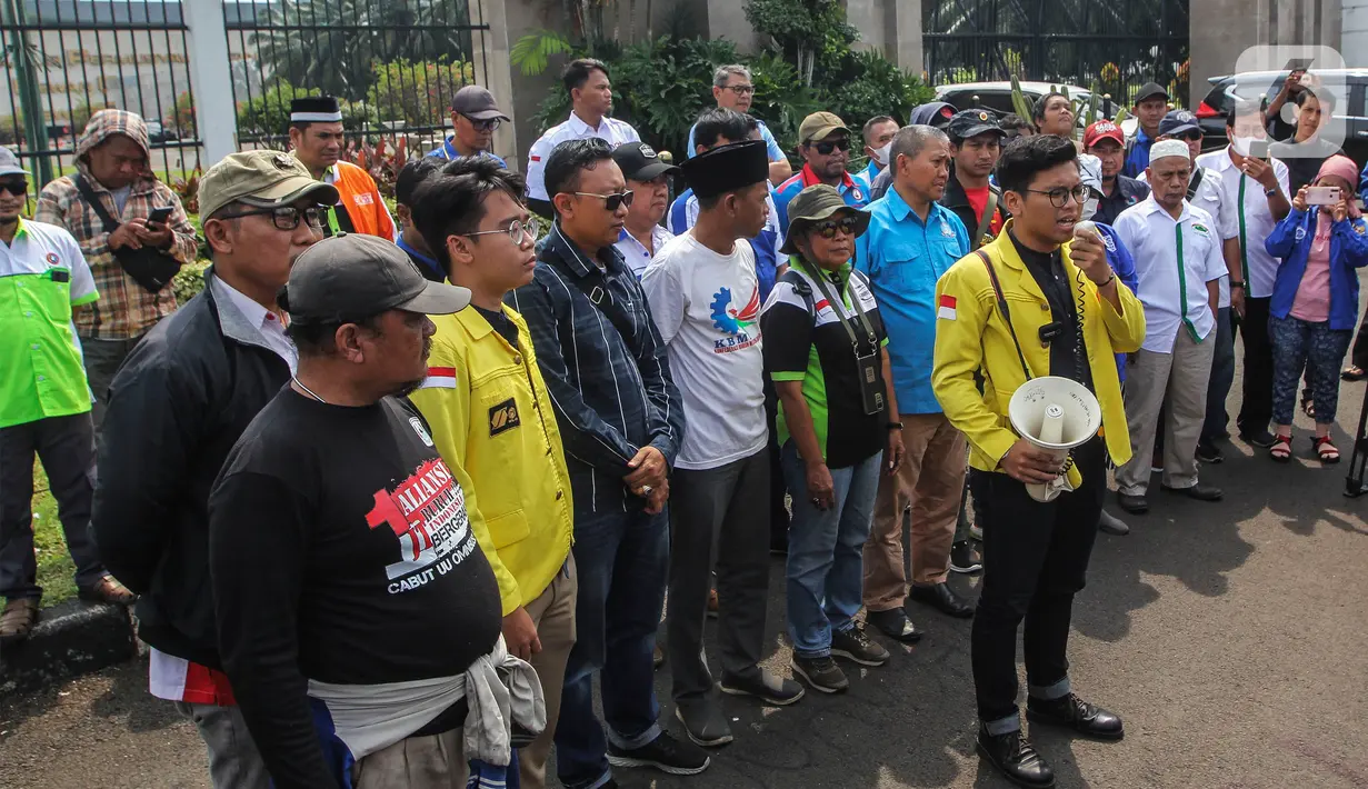 Rapat pengesahan Perppu Ciptaker turut dihadiri pemerintah yang diwakili Menko Perekonomian Airlangga Hartarto. (Liputan6.com/Johan Tallo)