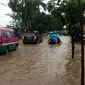 Genangan air memenuhi jalanan hingga selutut orang dewasa. Bahkan, ketinggian air yang menuju Jalan Rumah sakit tidak bisa dilintasi.