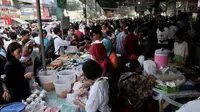 Sejumlah warga membeli makanan berbuka puasa di Pasar Takjil Benhil, Jakarta, Selasa, (1/7/14). (Liputan6.com/Johan Tallo)