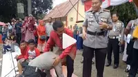 Tukang Batu Itu Langsung Cium Kaki Ayah Saat Dilantik Jadi Polisi