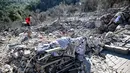Petugas penyelamat di desa Aito terus berupaya mencari korban di antara reruntuhan bangunan. (JOSEPH EID/AFP)
