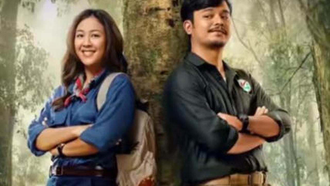 Film Petualangan Sherina 2 tetap menggandeng dua pemeran utama mereka, Sherina Sinna dan Derby Romero sebagai Sherina dan Sadam. Bedanya dari sekuel pertama, Sherina dan Sadam kini sudah dewasa dan bekerja. Pertemuan mereka terjadi secara tak sengaja.