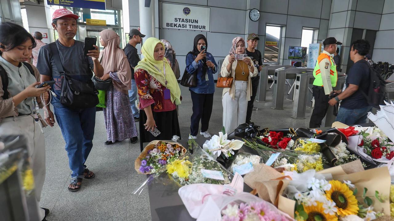 FOTO: Karangan Bunga Berjejer di Stasiun Bekasi Timur Pasca Kecelakaan Kereta