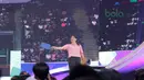 Aksi Susi Susanti memukul kok kearah Ricky Harun-Ria Ricis saat Konser Energi Asian Games 2018 di Studio Indosiar, Jakarta (8/3/2018). Konser Energi adalah bagian dari kampanye dukungan bagi Asian Games 2018. (Bola.com/Nick Hanoatubun)