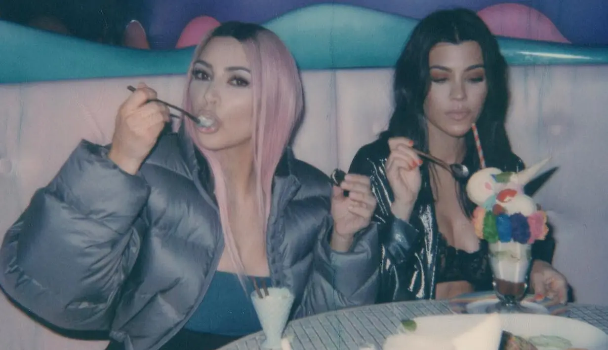 "Aku mengagumi kemampuan ia menjadi seorang ibu. Namun keluarga ini membuatku kesal dengan tubuh ideal yang mereka ciptakan," sambungnya. (instagram/kimkardashian)