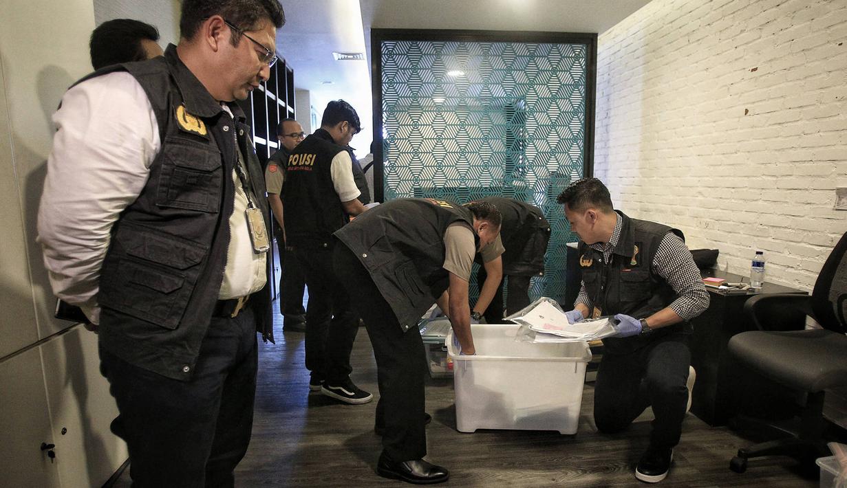 Satgas Anti Mafia Bola Polri mengamankan barang bukti hasil penggeledahan dari kantor PSSI di FX Tower, Jakarta, Rabu (30/1). Dokumen tersebut berkaitan dengan anggaran tahun 2017 dan 2018 dari PSSI. (Liputan6.com/Faizal Fanani)