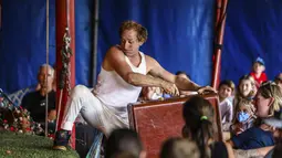 Sebuah koper pelarian dibawa kembali selama pertunjukan Flynn Creek Circus di Avon, Colorado (14/8/2021). Waktu pertunjukan sekitar dua jam dengan jeda. (Chris Dillmann/Vail Daily via AP)