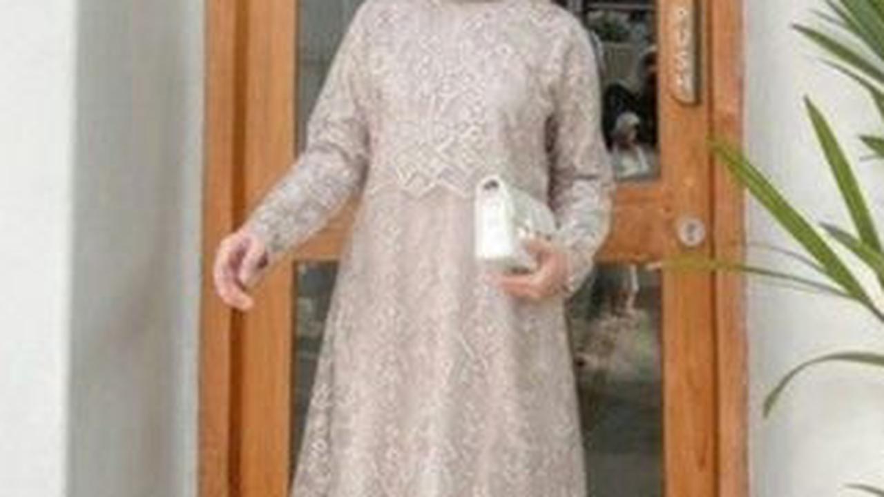 <b>Baju Kurung Berbahan Brokat</b>
