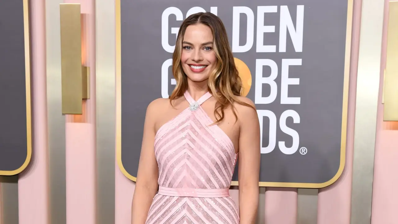 Margot Robbie Tampil Bak Barbie di Golden Globes 2023