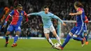 Pemain Manchester City Phil Foden berusaha melewati dua pemain FC Basel saat pertandingan Liga Champions leg kedua  di Stadion Etihad, Manchester (7/3). (AP Photo / Rui Vieira)