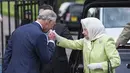 Pangeran Charles mencium tangan ibunya, Ratu Elizabeth saat mereka mengambil bagian dalam perayaan ulang tahun ke-90 Ratu, di Windsor, Berkshire, Inggris (21/4/2016). (AFP PHOTO/John Stillwell)
