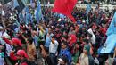 Sejumlah buruh melakukan unjuk rasa di depan Gedung DPR, Jakarta, Rabu (10/8/2022). Dalam aksi tersebut mereka menuntut agar pemerintah menghapus Omnibus Law. (Liputan6.com/Angga Yuniar)