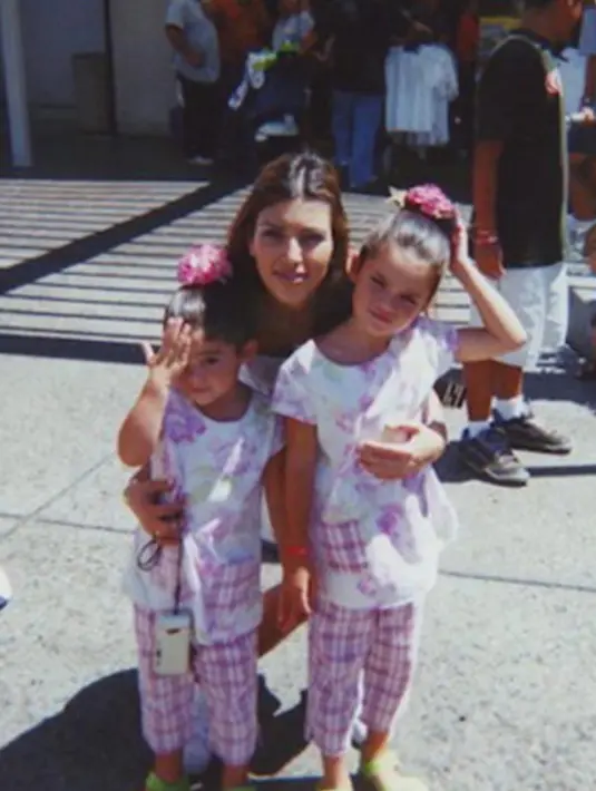 Dua bersaudara ini tampak sangat menggemaskan ketika disandingkan berdua dan memakai busana senada berwarna pink. Sepertinya mereka mampu membuat penggemar luluh sejak kecil dengan kegemasan wajah mereka. (via instagram/@kyliejenner)