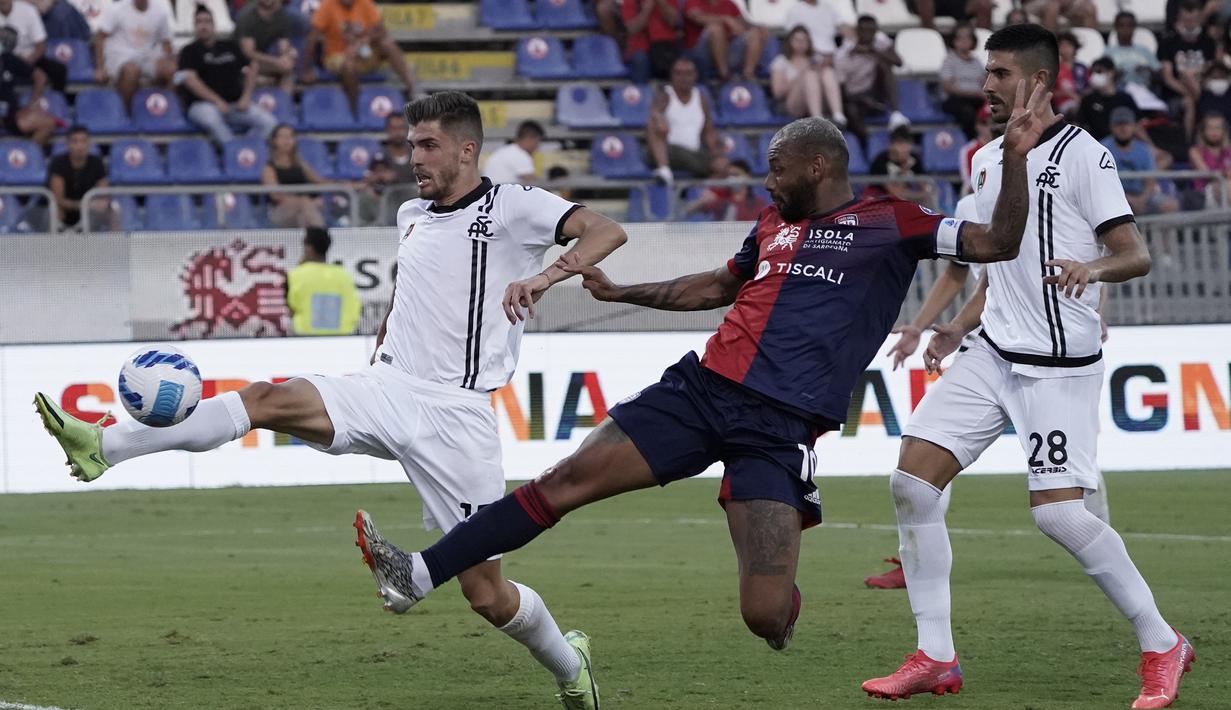 Joao Pedro (tengah). Striker berusia 31 tahun yang kini memasuki musim ke-8 bersama Cagliari ini telah mencetak 2 gol. Kedua gol dicetak pada pekan pertama saat bermain imbang 2-2 melawan tim tamu Spezia. (Foto: LaPresse via AP/Alessandro Tocco)