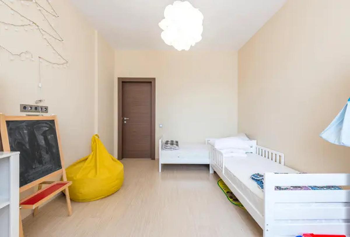 5 Model Kamar Tidur Minimalis Ukuran Kecil untuk 2 Kasur, Cocok untuk Anak Kembar