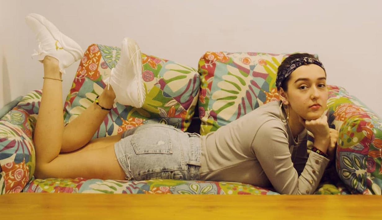 Di akun Instagramnya, ibu satu anak ini kerap memposting foto-fotonya dengan gaya kasual. Ia selalu tampil modis dan memukau. Tak heran, ia pun memiliki 36.3 Ribu Followers. (Liputan6.com/IG/fabananash)