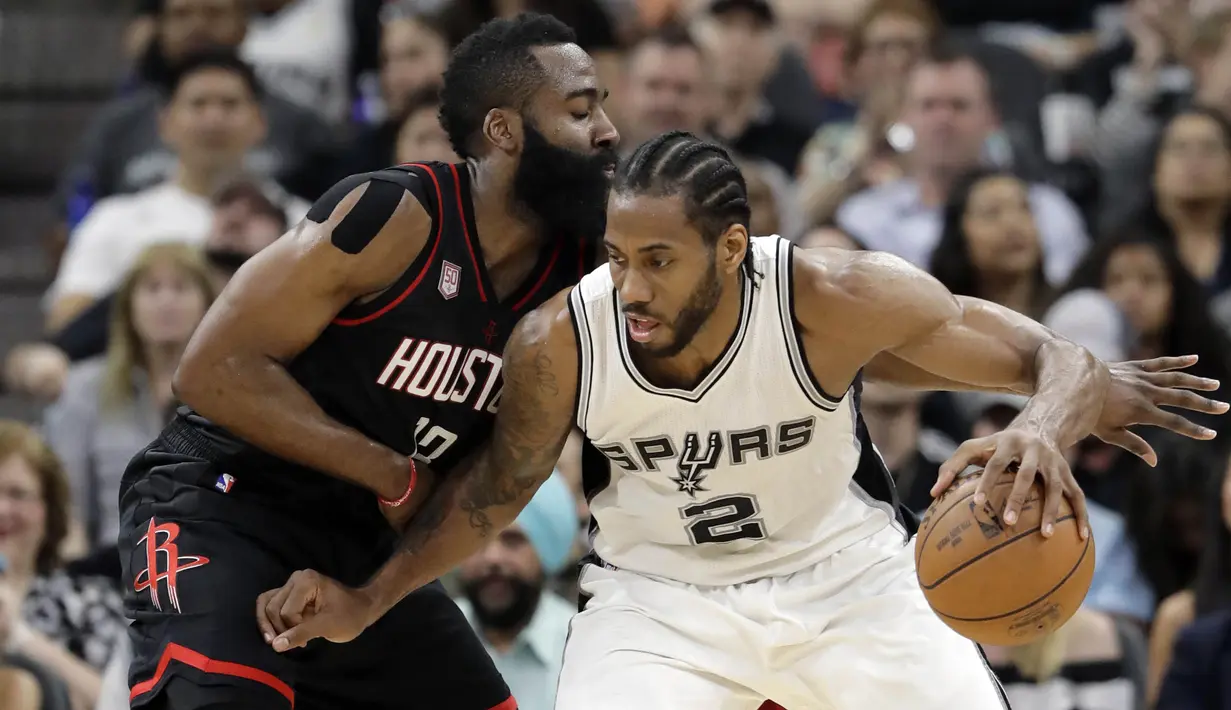 Pebasket San Antonio Spurs, Kawhi Leonard, berusaha melewati pebasket Houston Rockets, James Harden, pada laga semifinal wilayah barat NBA di AT&T Center, San Antonio, Rabu (3/5/2017). Spurs menang 121-96 atas Rockets. (AP/Eric Gay)