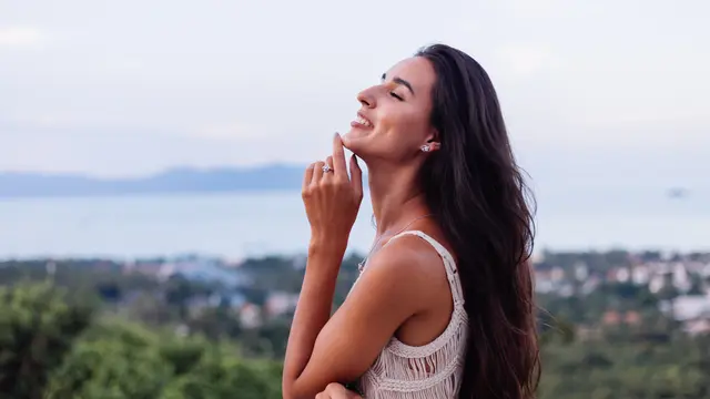 wanita oktober berdiri