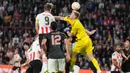 Pemain PSV Eindhoven Luuk de Jong mencetak gol gawang Arsenal pada pertandingan sepak bola Grup A Liga Europa di Stadion Philips, Eindhoven, Belanda, 27 Oktober 2022. Arsenal kalah 0-2 dari PSV Eindhoven. (AP Photo/Peter Dejong)