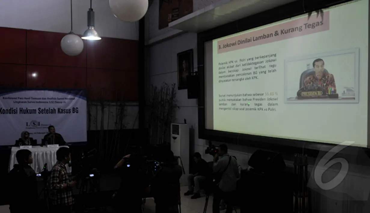 Hasil survei LSI menyimpulkan Presiden Jokowi dinilai lamban dan kurang tegas dalam menghadapi kasus Komjen Budi Gunawan, Jakarta, Selasa (24/2/2015). Tampak foto Jokowi dalam layar yang ditampilkan (Liputan6.com/Johan Tallo)