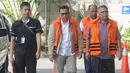 Tiga tersangka Sekjen KONI Ending Fuad Hamidy, Deputi IV Kemenpora Mulyana dan Pejabat Pembuat Komitmen (PPK) SPAM Lampung Anggiat Partunggal Nahot Simaremare tiba di gedung KPK, Jakarta, Senin (7/1). (Merdeka.com/Dwi Narwoko)