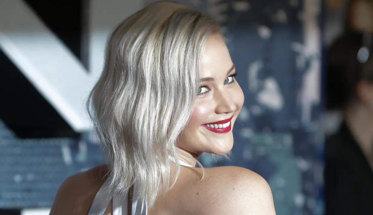 Senyum Jennifer Lawrence saat menghadiri premiere film "X-Men: Apocalypse" di London, Inggris, Senin (9/5). JLaw tampil cantik dengan lipstik merah yang semakin meningkatkan penampilannya. (DANIEL Leal - Olivas/AFP)