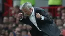 Tingkah Manajer Manchester United Jose Mourinho saat timnya menghadapi Leicester City dalam Premier League Inggris di Old Trafford, Manchester, Inggris, Jumat (10/8). (AP Photo/Jon Super)