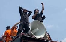 FOTO: Aksi dan Luapan Emosi Bintang Emon hingga Mamat Alkatiri di Atas Mobil Komando, Serukan ‘Mereka Takut Kita Bersatu’