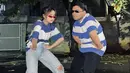 Fuji dan Thariq kompak pakai t-shirt couple yang dipadu dengan celana jeans dan sunglasses. @fuji_an.