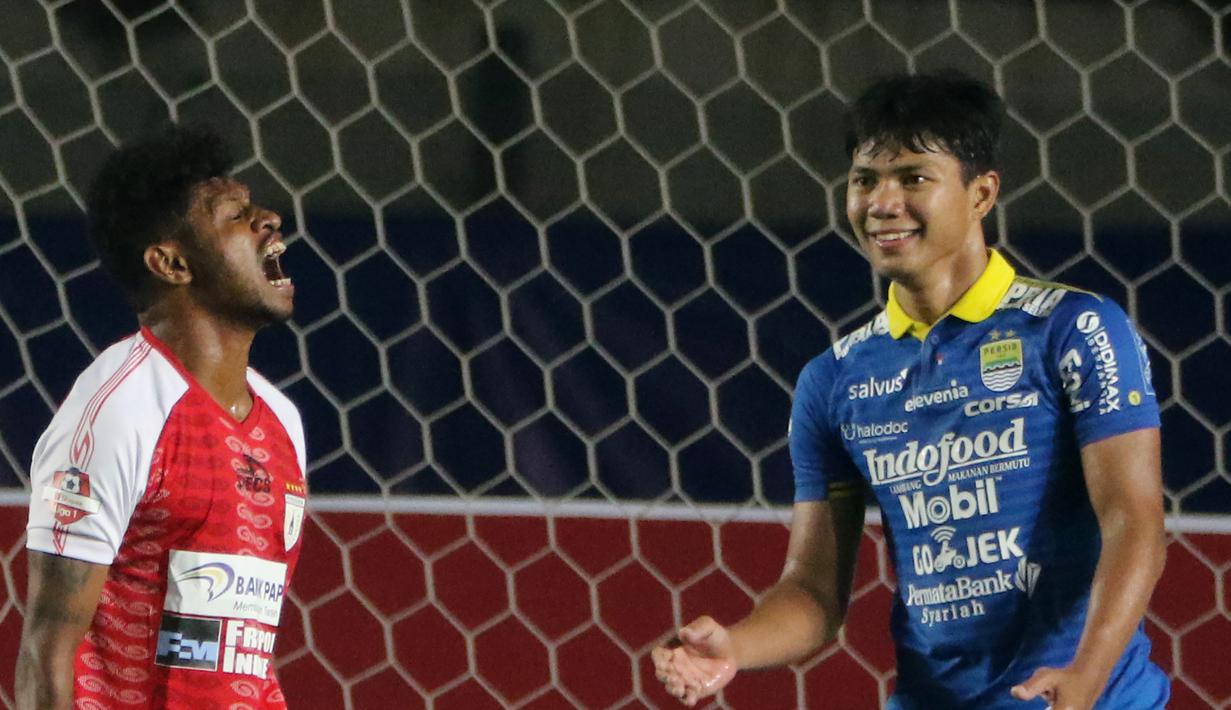 Gelandang Persipura Jayapura, Imanuel Wanggai, tampak kecewa usai gagal membobol gawang Persib Bandung pada laga Liga 1 2019 di Stadion Si Jalak Harupat, Bandung, Sabtu (18/5). Persib menang 3-0 atas Persipura. (Bola.com/M. Iqbal Ichsan)