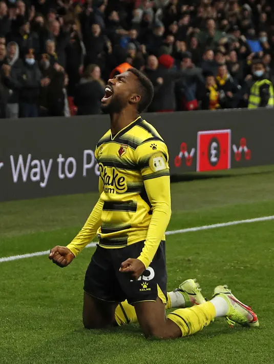 Striker Watford, Emmanuel Dennis berselebrasi usai mencetak gol ke gawang Chelsea pada pertandingan lanjutan Liga Inggris di  Vicarage Road, Watford, Inggris (2/12/2021). Hasil ini membuat Chelsea masih kokoh di puncak klasemen dengan 33 poin. (AFP/Adrian Dennis)