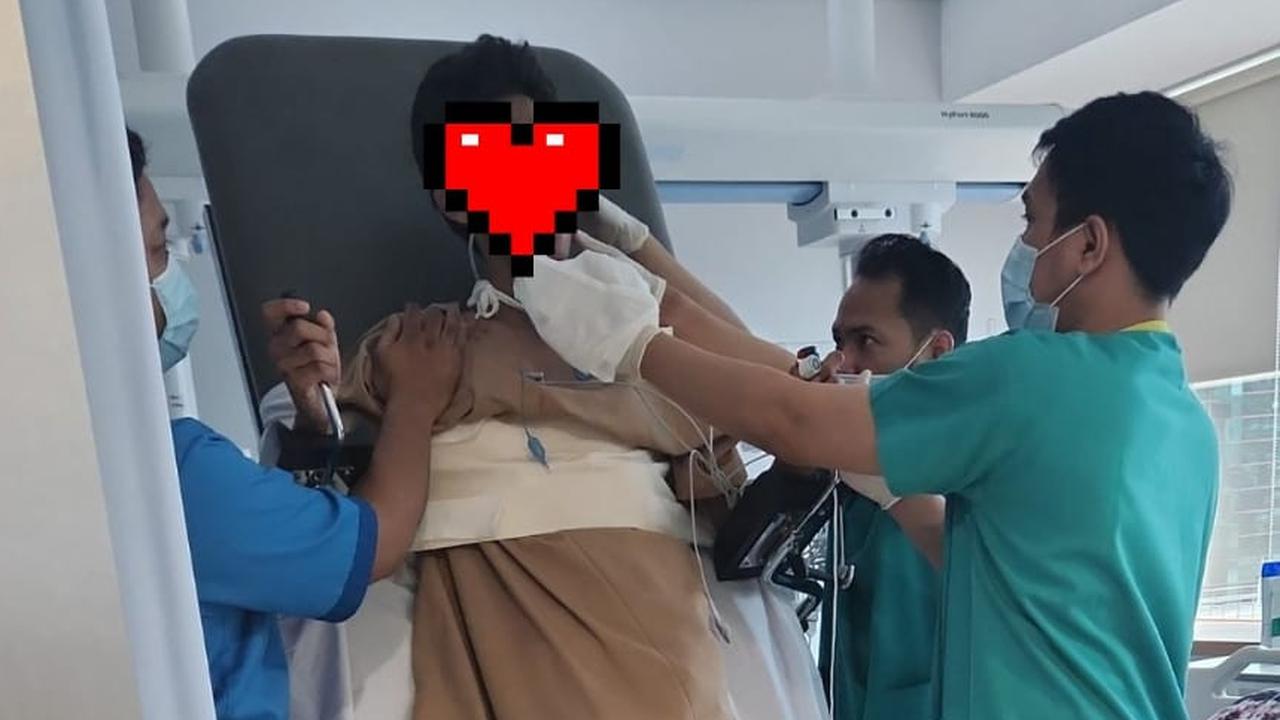 Foto David Ozora belajar berdiri dibantu alat medis diunggah Jonathan Latumahina di akun Twitter terverifikasi, Selasa (28/3/2023). (Foto: Dok. Twitter @seeksixsuck)