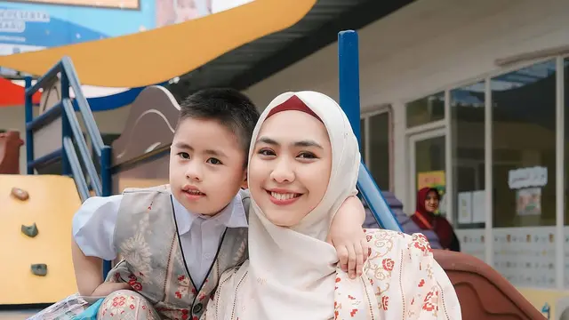 Potret Sulaiman Anak Oki Setiana Dewi Kembali Sekolah (credit: instagram/okisetianadewi)