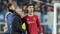 Manajer Manchester United Ole Gunnar Solskjaer mendekati Cristiano Ronaldo pada akhir pertandingan Grup F Liga Champions melawan Atalanta di Gewiss Stadium, Bergamo, Italia, Rabu (3/10/2021) dini hari WIB. (AP Photo /Luca Bruno)