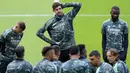 Kiper Real Madrid, Thibaut Courtois (tengah) saat melakukan latihan menjelang laga semifinal Liga Champions 2022/2023 melawan Manchester City di Etihad Stadium, Manchester, Selasa (16/05/2023) waktu setempat. (AFP/Oli Scarff)