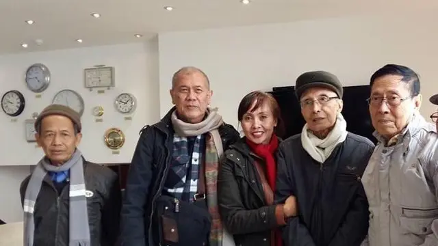 Kiri: Ahmad Tohari, N.Riantiarno, Oka Rusmini, Sapardi Djoko Damono, dan Budi Dharma di Frankfurt, Jerman