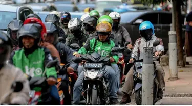 Sebuah petisi terhadap penolakan akan pelarangan pengoperasian ojek online atau layanan kendaraan online sejenis lainnya muncul di change.org. Dalam petisi yang diusung Fitra Frico itu dijelaskan jika ojek berbasis online merupakan kebutuhan di kota besar