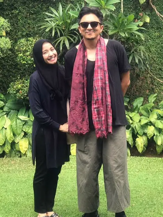 Masih berada di Jakarta, ternyata dalam foto ini Bella memperkenalkan Emran ke hadapan kedua orange tuanya. Terlihat dalam caption yang dituliskan Emran. “Jakarta 12/6/17. Introduced to Bella's parents”. (Instagram/iamkumbre)