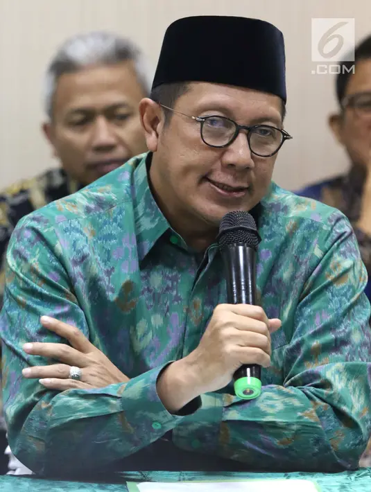 Menteri Agama, Lukman Hakim Saifuddin memberi pernyataan resmi terkait hasil OTT KPK terhadap dua pejabat kantor wilayah Kemenag terkait dugaan jual beli jabatan di Kementerian Agama, Jakarta, Sabtu (16/3). (Liputan6.com/Helmi Fithriansyah)