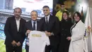 Gelandang baru Real Madrid, Reinier Jesus berpose dengan Presiden Florentino Perez dan anggota keluarganya selama presentasi dirinya di stadion Santiago Bernabeu di Madrid, Spanyol, Selasa, (18/2/2020). (AP Photo/Paul White)