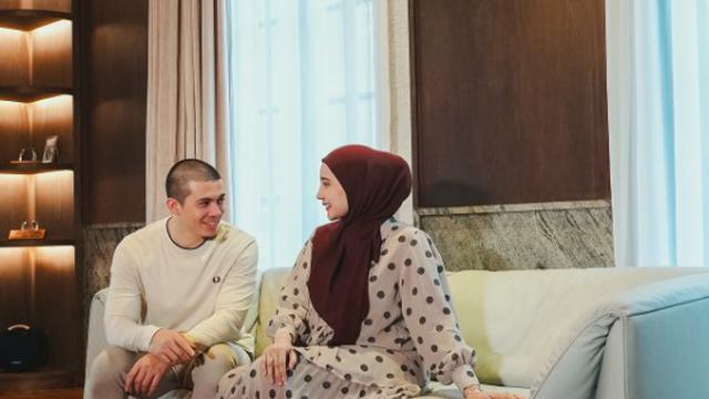 7 Potret Ruang Tamu Vila Zaskia Sungkar dan Irwansyah di Bogor, Hangat dengan Sentuhan Aksen Kayu