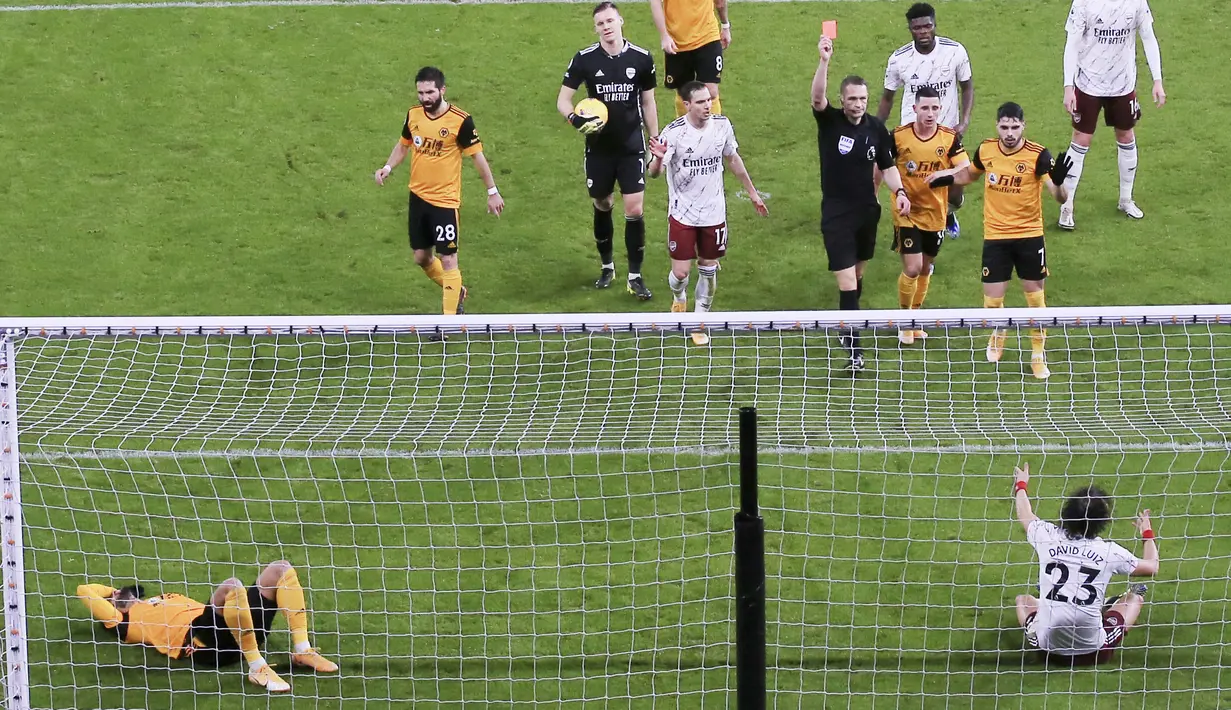 Reaksi bek Arsenal, David Luiz, saat mendapat kartu merah saat melawan Wolverhampton Wanderers pada laga Liga Inggris di Stadion Molineux, Selasa (2/2/2021). Arsenal takluk dengan skor 2-1. (Nick Potts/Pool via AP)