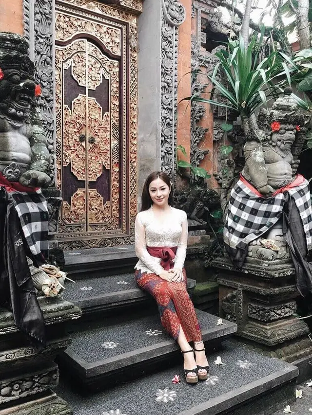 12 Gaya Artis Berbalut Kebaya Bali, Anggun dan Menawan