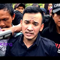 Ruben Onsu dan Olga Syahputra mengawali karier bersama di dunia hiburan, namun saat keduanya berada di puncak popularitas, hubungan mereka dikabarkan kurang harmonis.