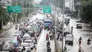 Sejumlah kendaraan terjebak saat mencoba melintas genangan banjir di Jalan Gunung Sahari, Jakarta, Kamis (21/4/2016). Hujan yang mengguyur Jakarta sejak tadi malam membuat beberapa ruas jalan Jakarta tergenang banjir. (Liputan6.com/Faizal Fanani)