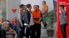 Bupati Pemalang Anom Widiyantoro berjalan menuju mobil tahanan usai menjalani pemeriksaan di Gedung Merah Putih KPK, Jakarta, Kamis (30/7/2026). (KLY/ Arie Basuki)