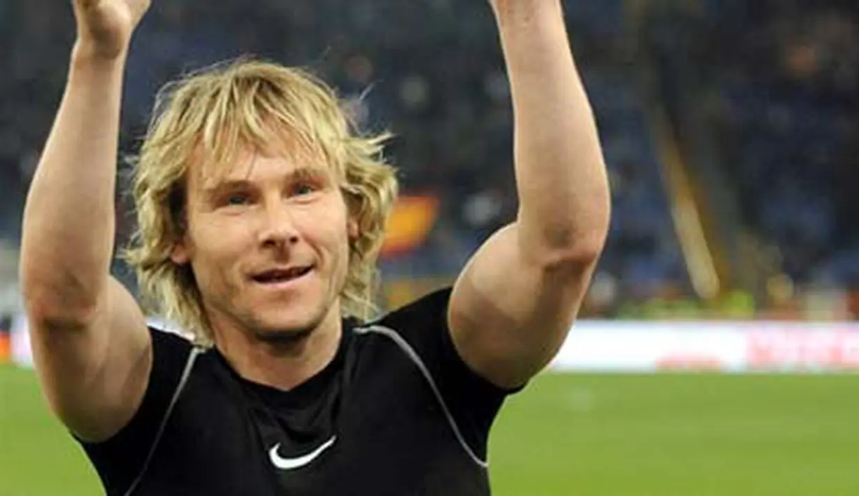Juventus Czech midfielder Pavel Nedved applauds supporters at the end of his team's Italian Serie A football match against AS Roma on March 21, 2009 at Olympic stadium in Rome. AFP PHOTO/ALBERTO PIZZOLI 
