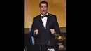 Ekspresi Cristiano Ronaldo saat kembali dinobatkan sebagai pemain terbaik dalam ajang FIFA Ballon d'Or 2014, Swiss, Senin (12/1/2015). (AFP PHOTO/Fabrice COFFRINI) 